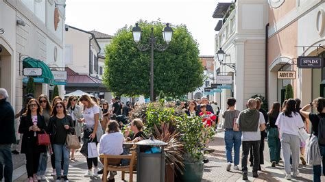 Fashion festival di primavera all'Outlet Noventa .